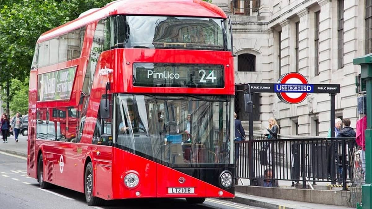 ركاب حافلة ينقذون فتاة قاصر من محاولة اختطاف في بريطانيا .. صورة