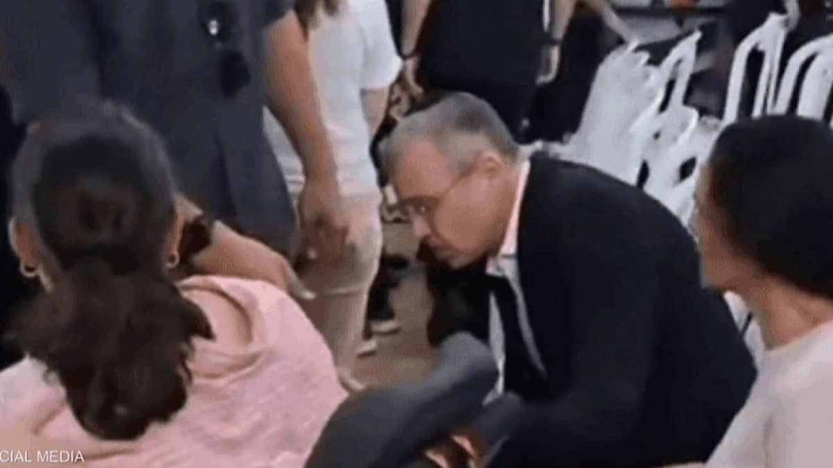 لحظة توبيخ وزير العدل الإسرائيلي خلال جنازة رهينة.. فيديو