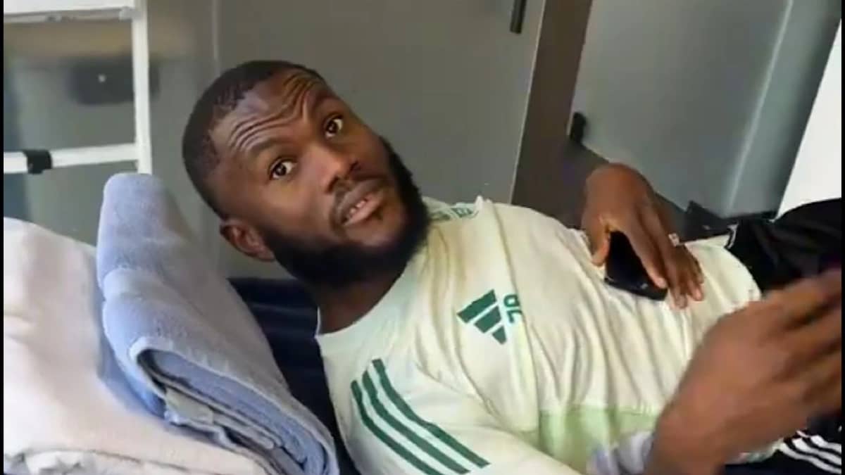 حارس الأهلي يوثق رد فعل زملائه بعد حلاقة شعره .. فيديو