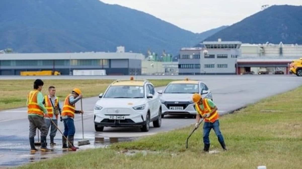 إعادة فتح مدرج مطار هونغ كونغ بعد حادث طائرة شحن .. صور