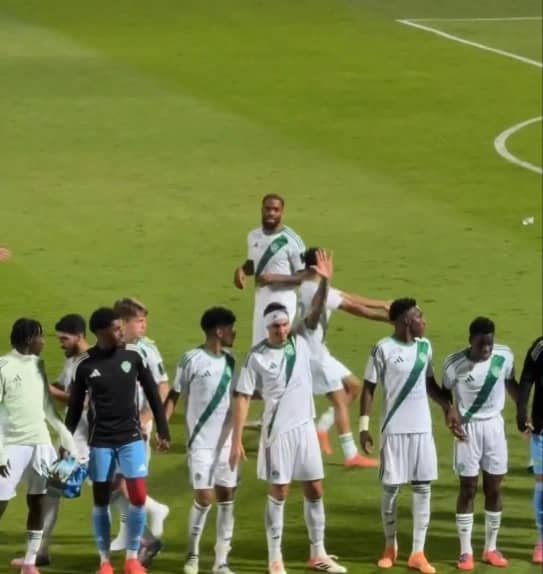 جماهير الأهلي تحتفل بعودة إيبانيز.. فيديو