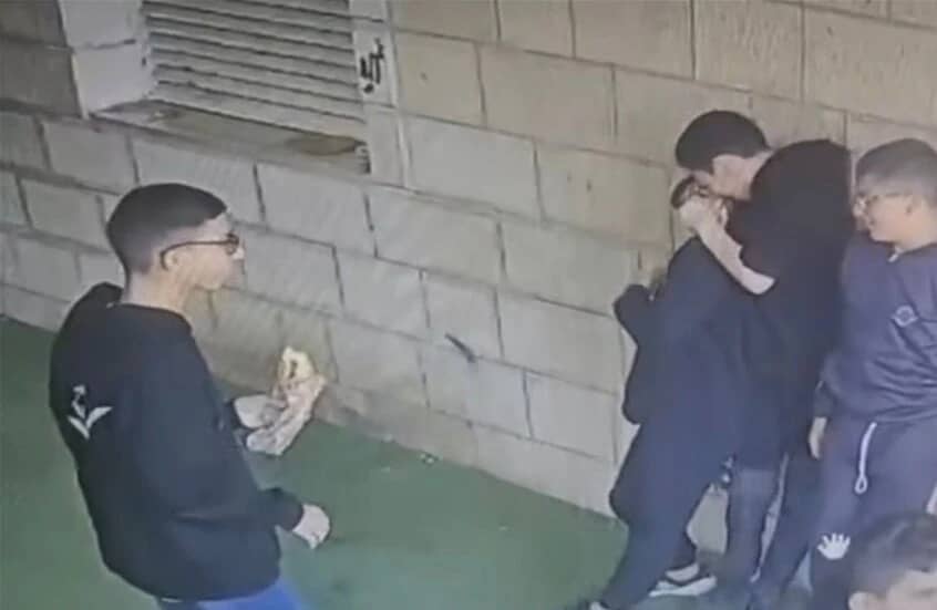 مشهد صادم لتلميذ يخنق زميله داخل مدرسة لبنانية .. فيديو