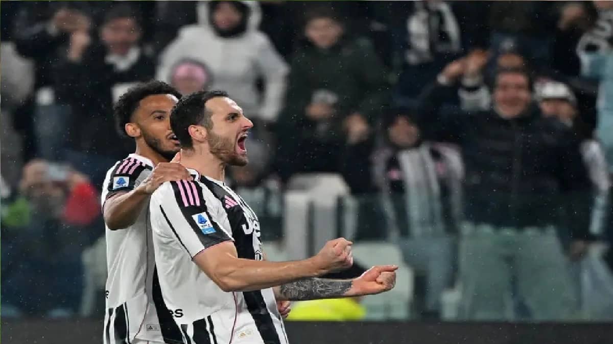 روما يفوز على بارما ويتساوى مع نابولي