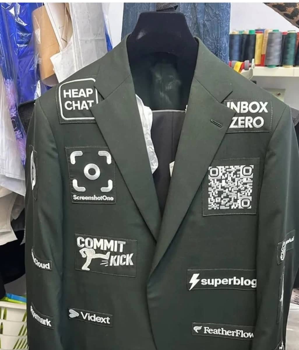 عريس يحول بدلة زفافة للوحة إعلانات ليغطي مصاريف الزواج..صور