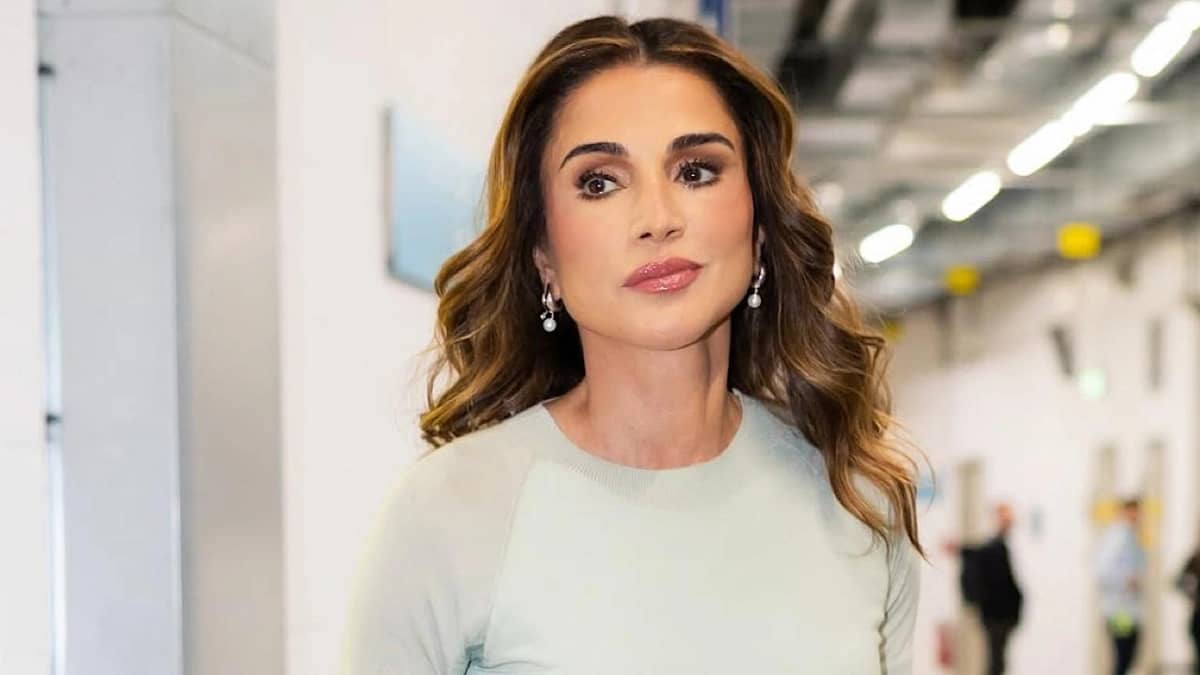 الملكة رانيا تخطف الأنظار بإطلالة كاجوال في قمة "عالم شاب واحد" بميونيخ