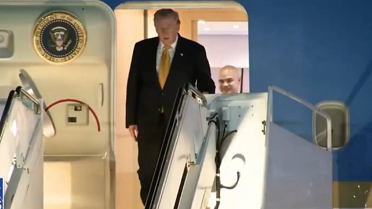 ترامب يصل إلى بالم بيتش لقضاء عطلة نهاية الأسبوع في منتجعه الخاص..فيديو