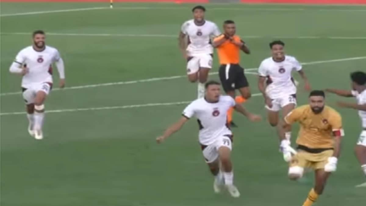 حارس مغربي يمنح فريقه نقطة ثمينة بهدف لا يصدق