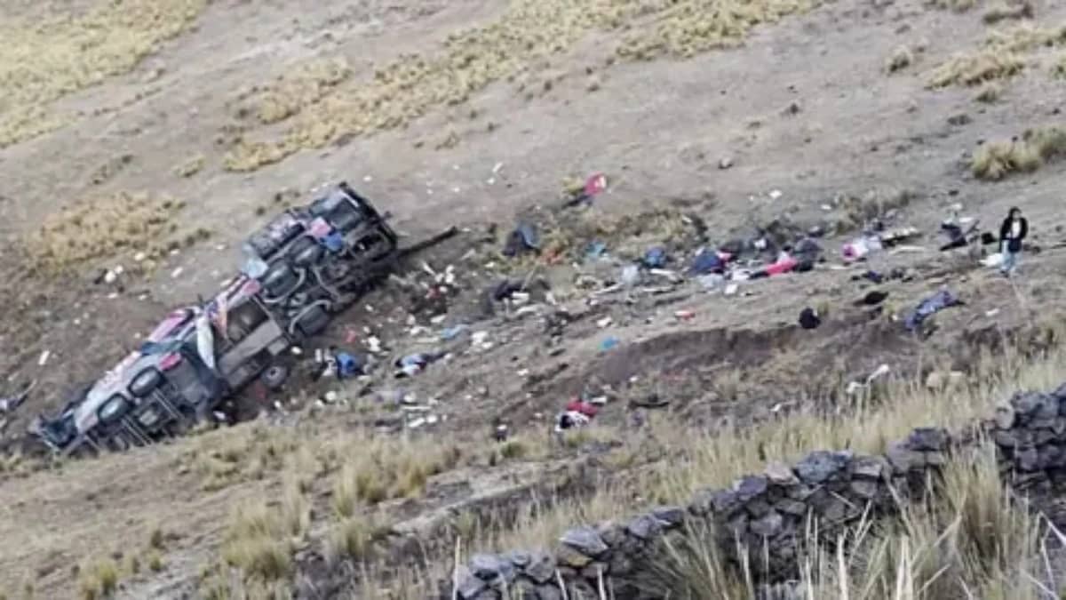 تحطم حافلة في بيرو يودي بحياة العشرات ويصيب آخرين .. فيديو