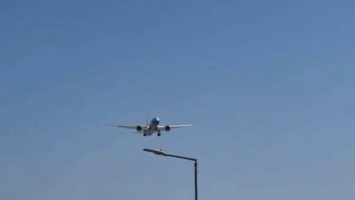 هبوط ناجح لطائرة بوينغ الاختبارية B777-9 في دبي.. فيديو