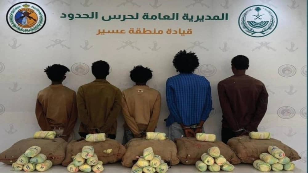 القبض على 13 شخصًا لتهريبهم مواد مخدرة
