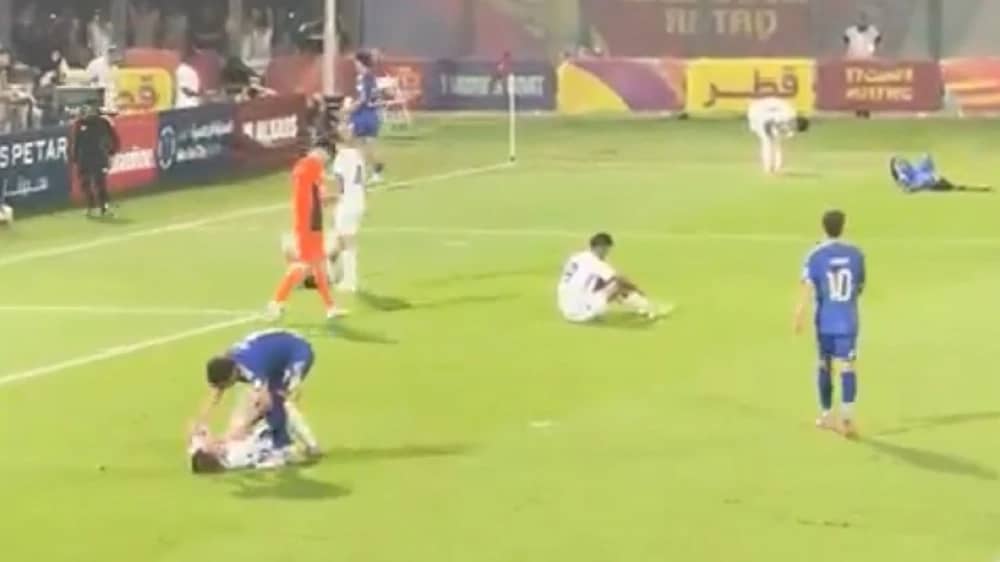 لاعبي منتخب إيطاليا يواسون لاعبي أوزبكستان بعد الإقصاء .. فيديو