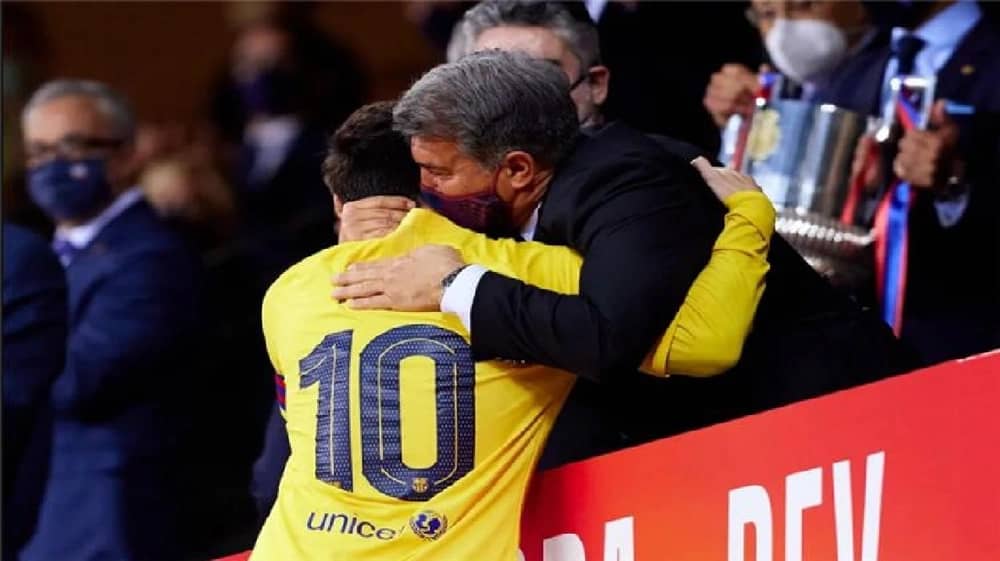 لابورتا: لم نعرض على ميسي تمثالًا في كامب نو