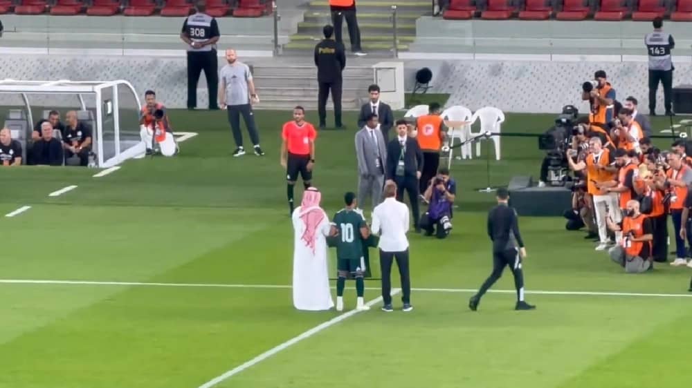 تكريم سالم الدوسري بعد وصوله إلى 100 مباراة مع الأخضر.. فيديو