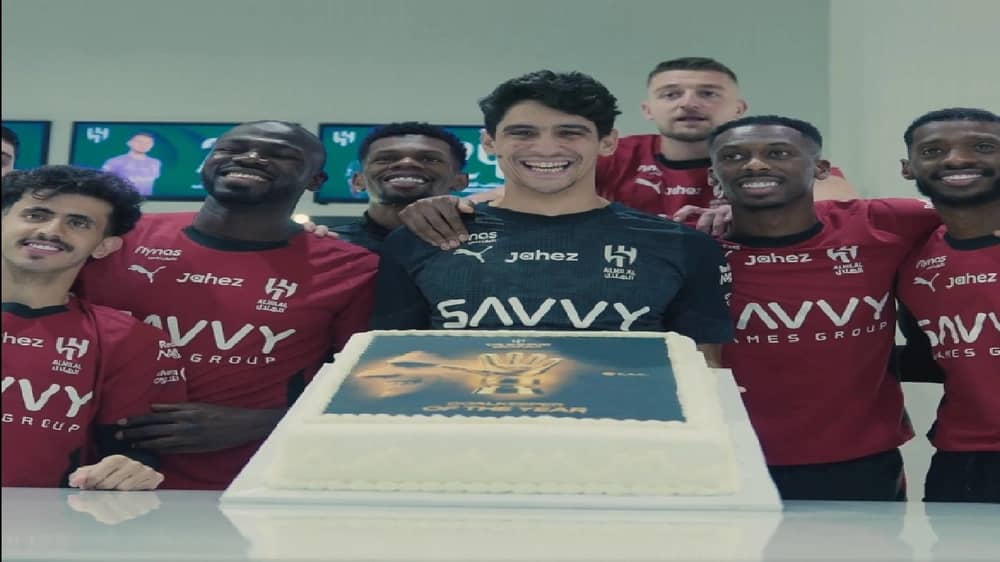 احتفال لاعبي الهلال ببونو بعد فوزه بأفضل حارس أفريقي.. فيديو