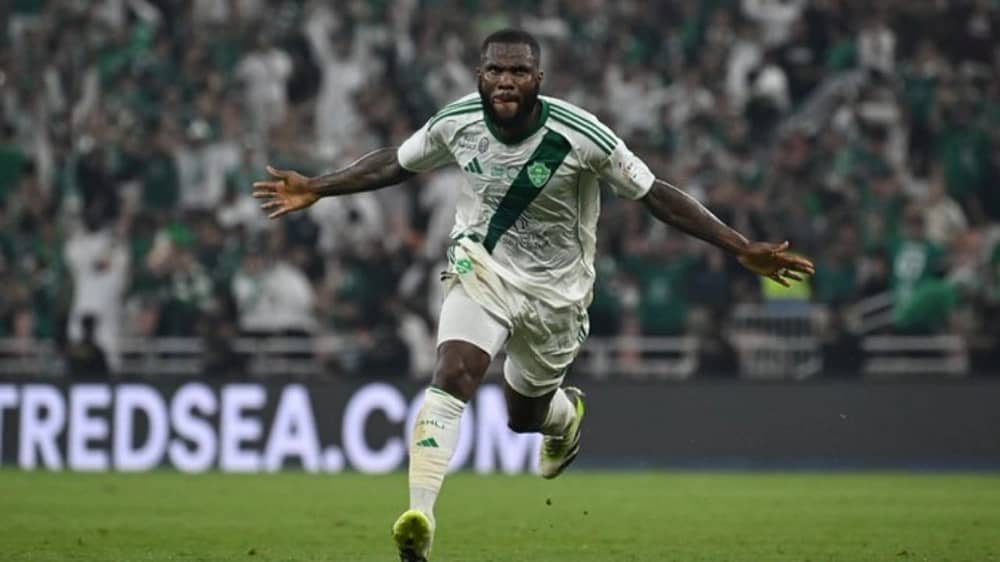 الأهلي يتخطى القادسية بثنائية