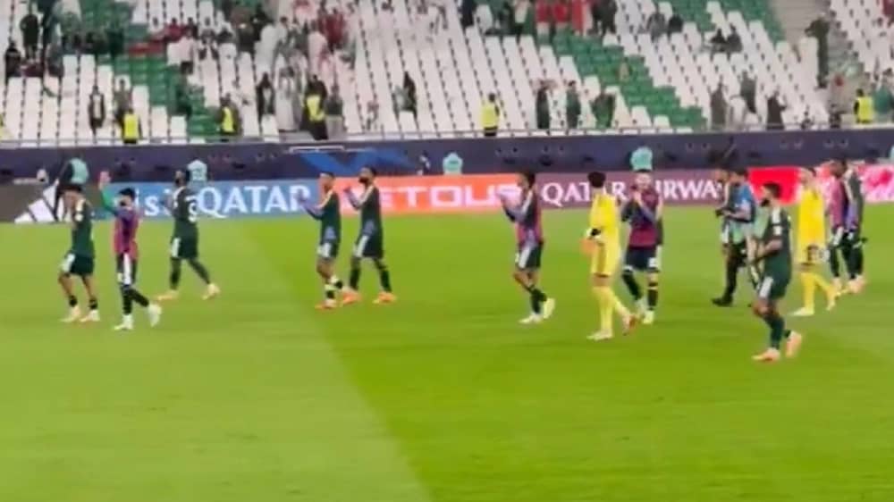 تحية لاعبي  الأخضر للجماهير بعد الفوز.. فيديو