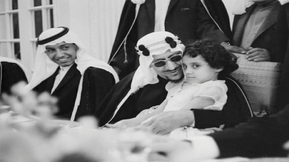 صورة نادرة للملك سعود رحمه الله مع ابنته الأميرة دلال