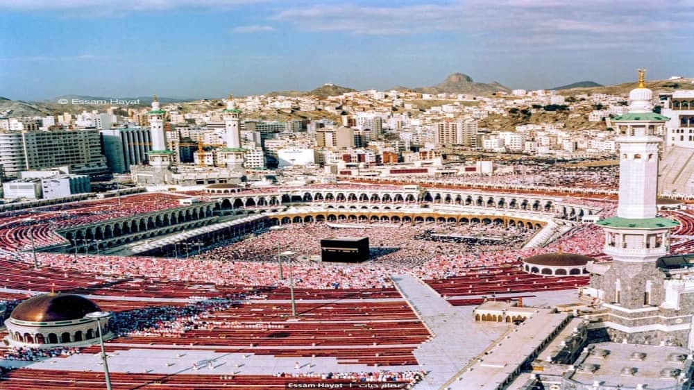 صورة نادرة لصلاة العصر من المسجد الحرام قبل 30 عامًا