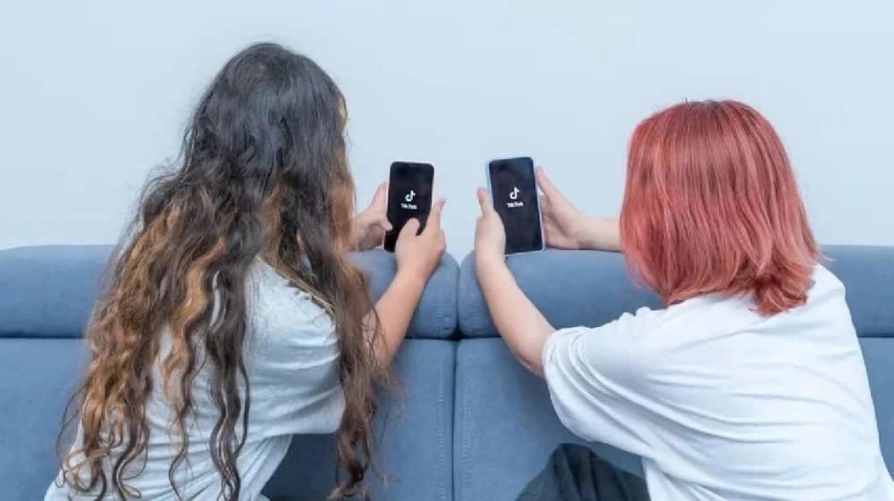 أب يحذر من مخاطر وسائل التواصل بعد وفاة ابنته بسبب ترند