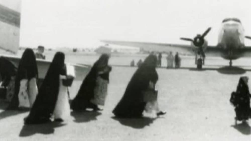 لقطات نادرة لنساء سعوديات في مطارات المملكة قبل أكثر من 65 عامًا  .. صور