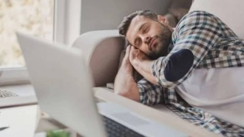 دراسات تحذر: القيلولة الطويلة قد تربك الدماغ وتؤثر على النوم