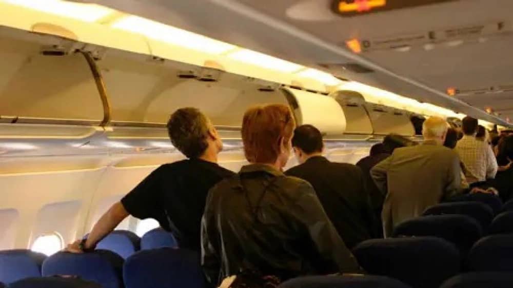 مختصة تكشف أسباب وقوف الركاب فور هبوط الطائرة