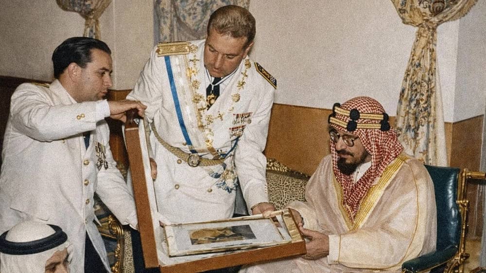 لقطة نادرة للملك عبدالعزيز مع جميل الحجيلان ووزير لبنان قبل 74 عامًا .. صورة