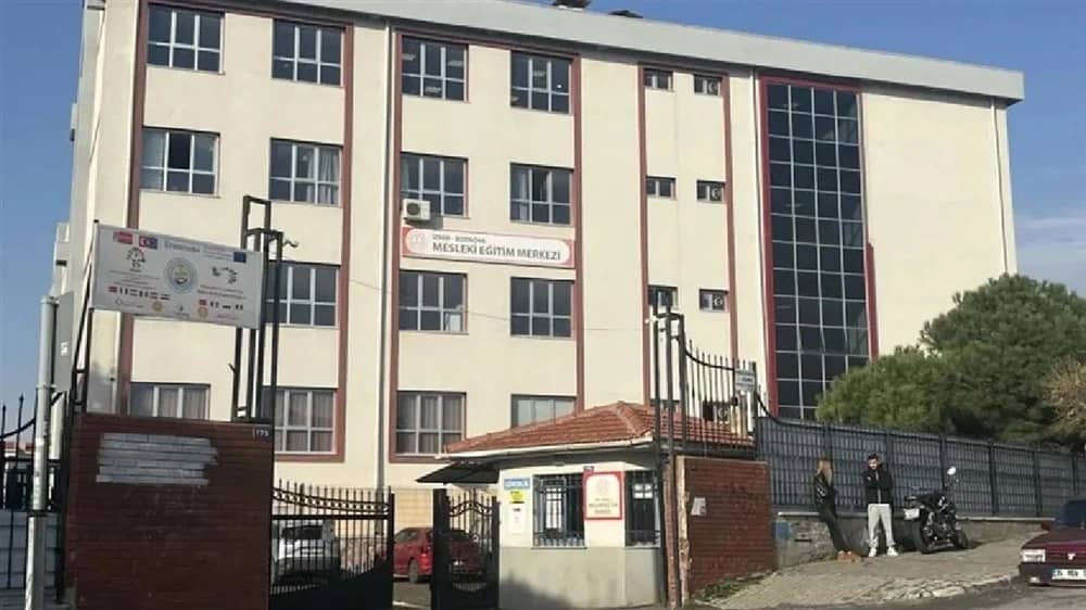 معلمة تركية تجبر الطالبات على تنظيف منزلها.. صور