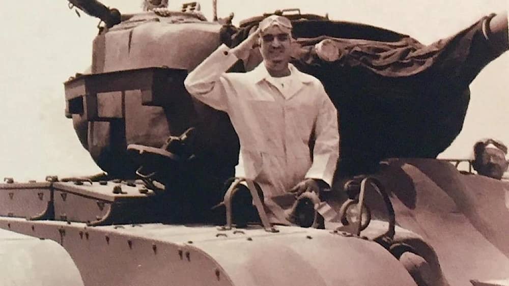 صورة تاريخية نادرة للملك فهد على ظهر دبابة في سان فرانسيسكو  قبل 80 عامًا