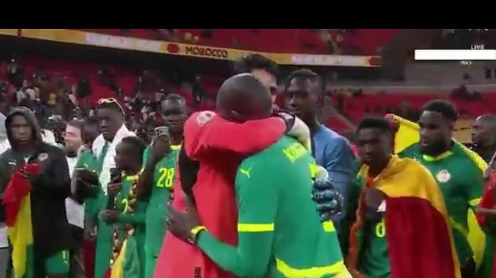 ميندي يهنئ بونو بعد حصوله على جائزة القفاز الذهبي في أمم أفريقيا..فيديو