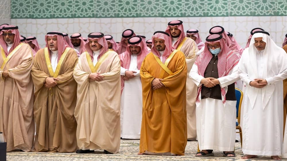 نائب أمير مكة يؤدي صلاة الميت على الأمير فيصل بن تركي بن عبدالله