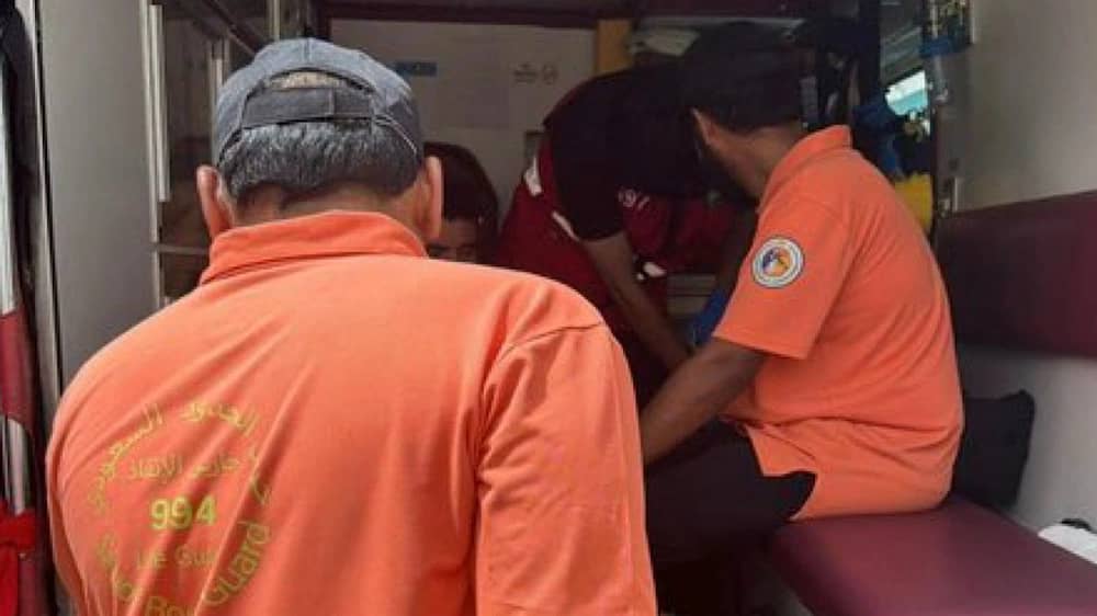 حرس الحدود ينقذ مقيماً سورياً تعرض لوعكة صحية في البحر