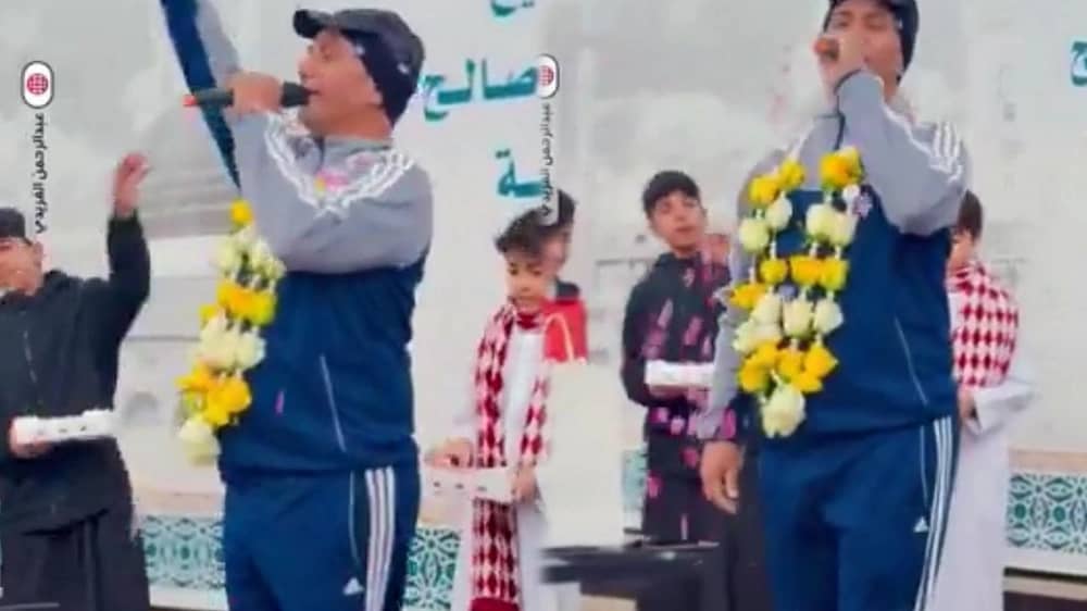 طلاب‬⁩ يودعون معلمهم بالورود في المدينة المنورة..فيديو