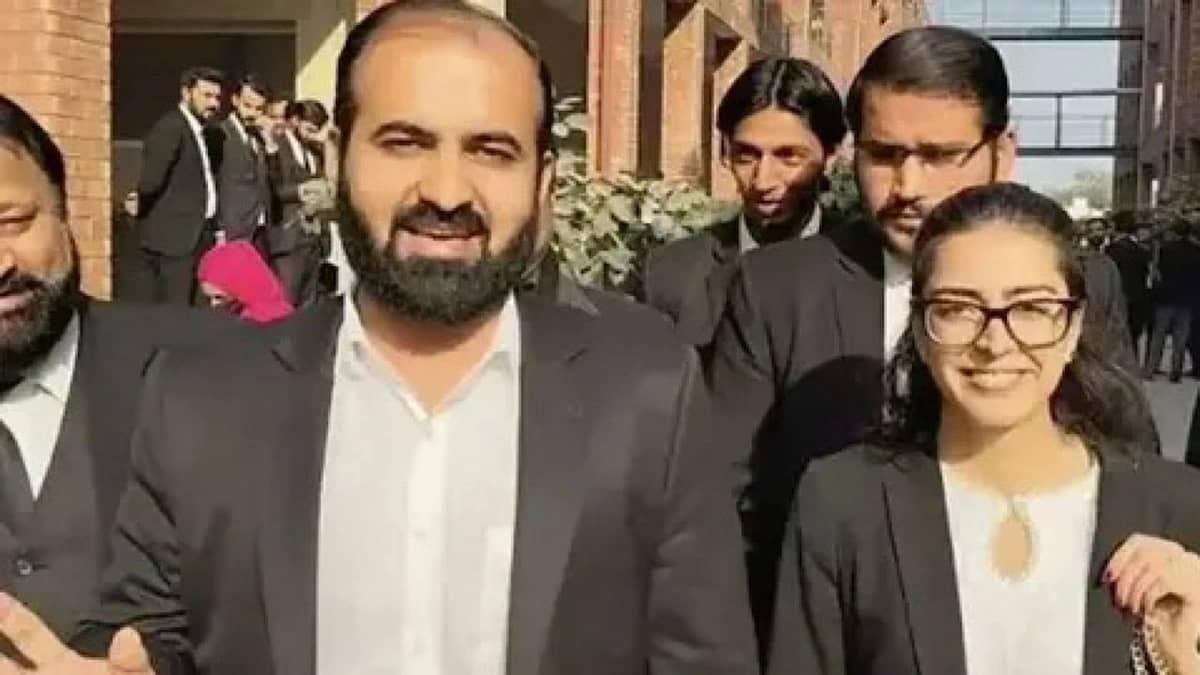 الشرطة الباكستانية توقف الناشطة الحقوقية إيمان مزاري وزوجها بتهمة "الإرهاب الإلكتروني"