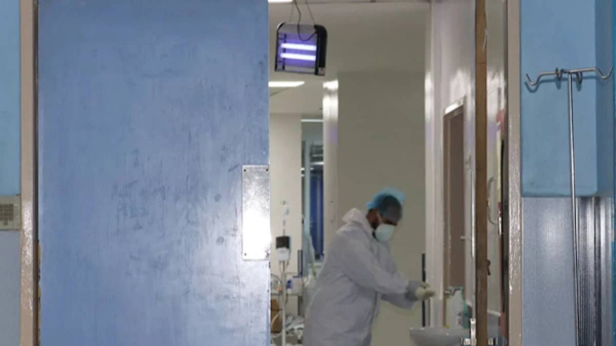 أسرة مريض تحاول تبصيمه على بيع ممتلكاته في غيبوبته