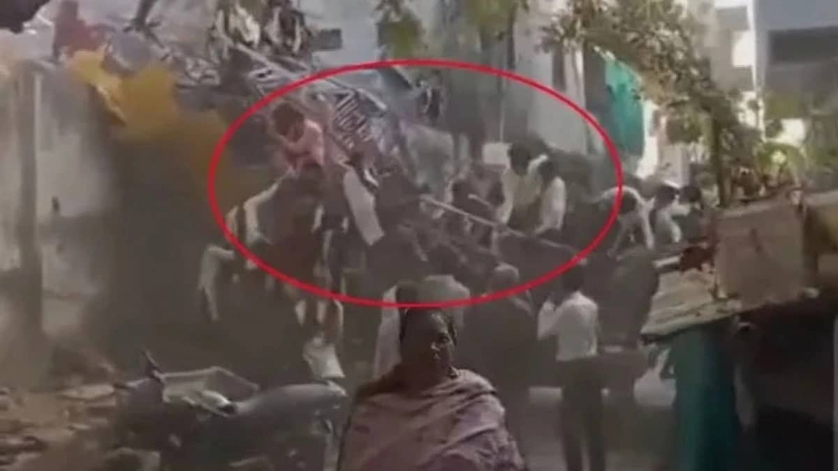 لحظة انهيار مروّعة لأرجوحة تُصيب أطفالًا.. فيديو