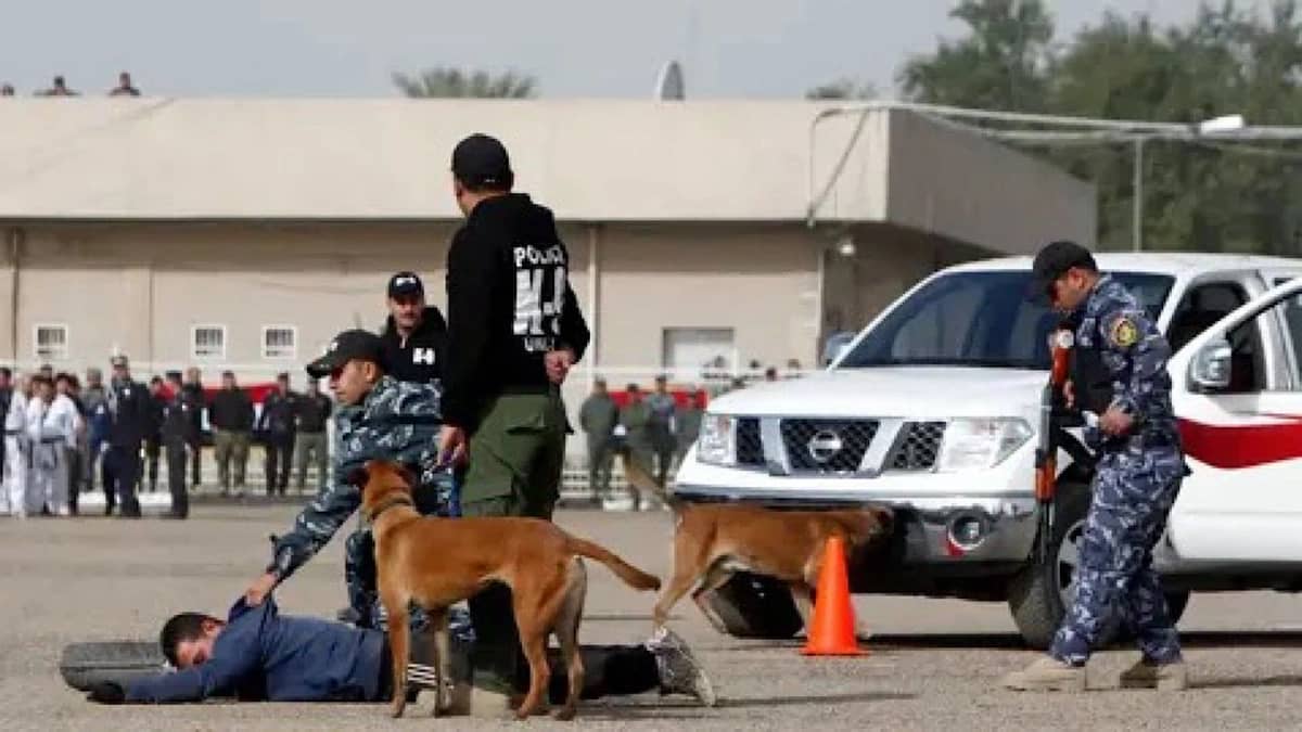 رجل يعتدي على طليقته بطريقة مروعة