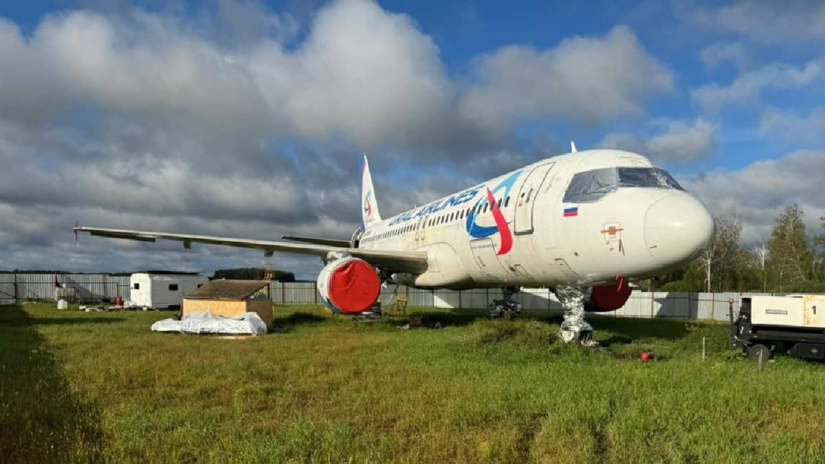 قائد طائرة يدفع ثمن هبوط اضطراري في أرض زراعية.. فيديو وصور