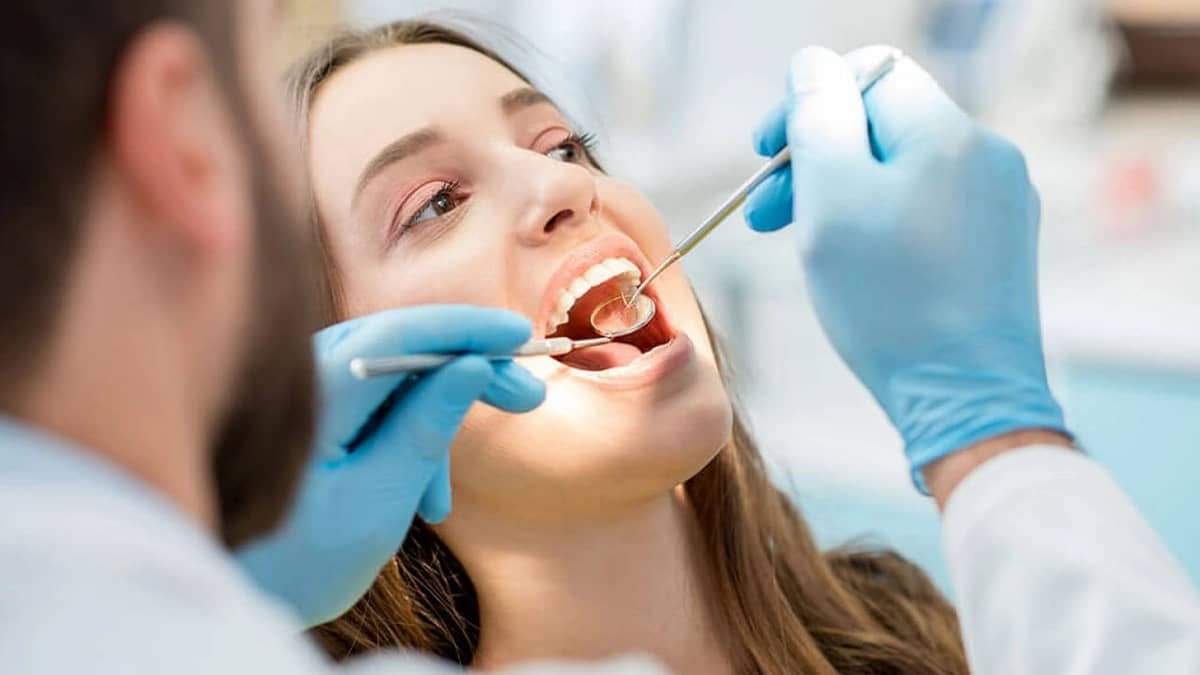 استشاري: أغلب العاملين بتركيب عدسات الأسنان منخفضة السعر غير متخصصين .. فيديو