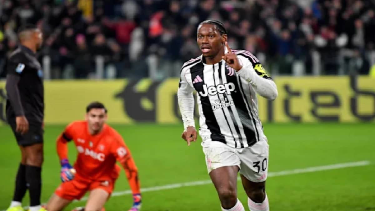 يوفنتوس يتخطى نابولي بثلاثية