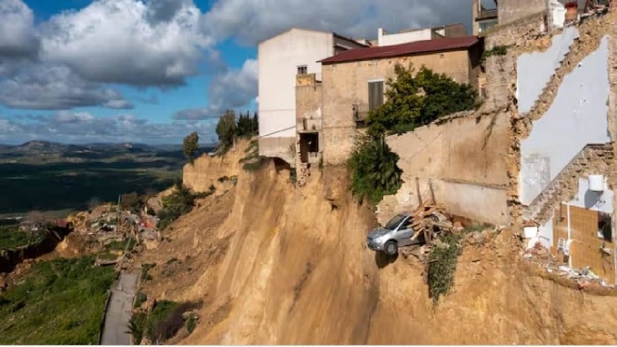 انزلاقات أرضية عنيفة تبتلع بلدة إيطالية وتجلي 1500 شخص.. فيديو