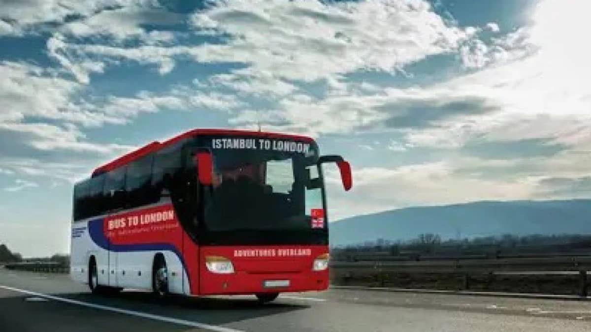 لحظة إنقاذ راكب من الموت بعد تعرضه لأزمة قلبية داخل حافلة .. فيديو