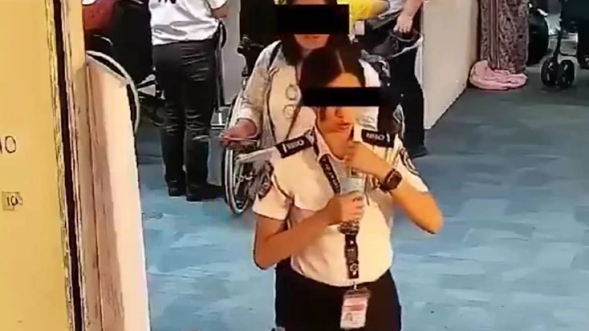لحظة قيام مفتشة أمن في مطار الفلبين بابتلاع مبلغ مالي .. فيديو