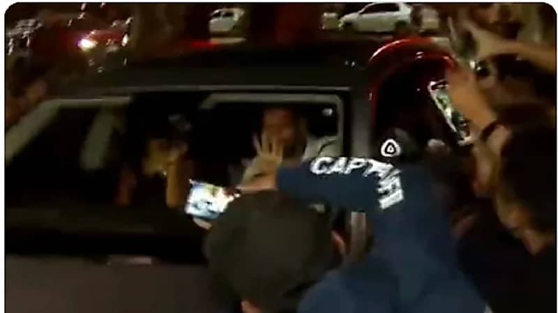 شاهد.. مشجعون يقطعون الطريق على ميسي ويحاصرون مركبته