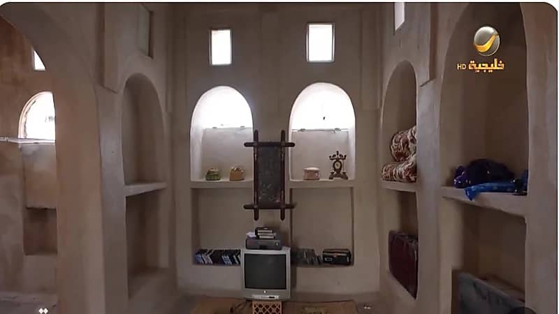 شاب يحوّل بيت جده في جزيرة تاروت إلى استوديو تراثي.. فيديو