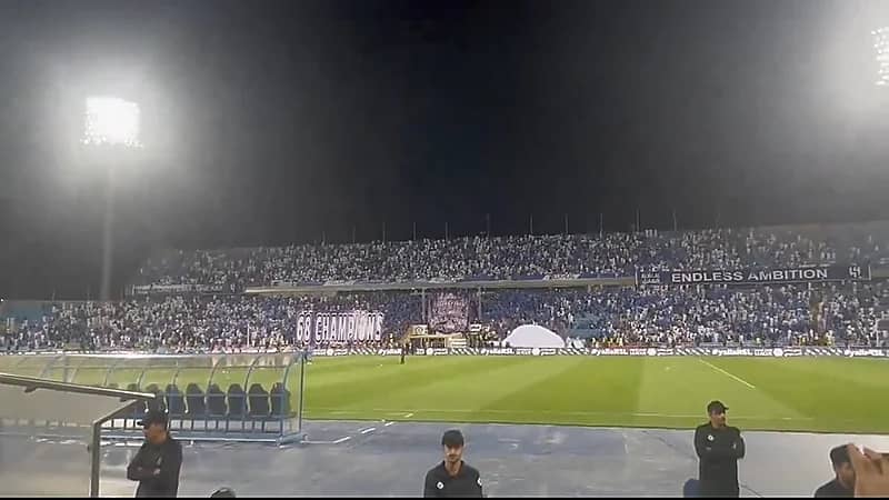 لحظة سقوط بنر جماهير الهلال .. فيديو