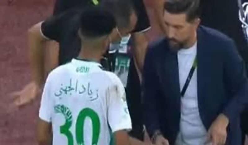 زياد الجهني يثير الجدل بحركة غريبة بيده أثناء حديثه مع موسى المحياني 