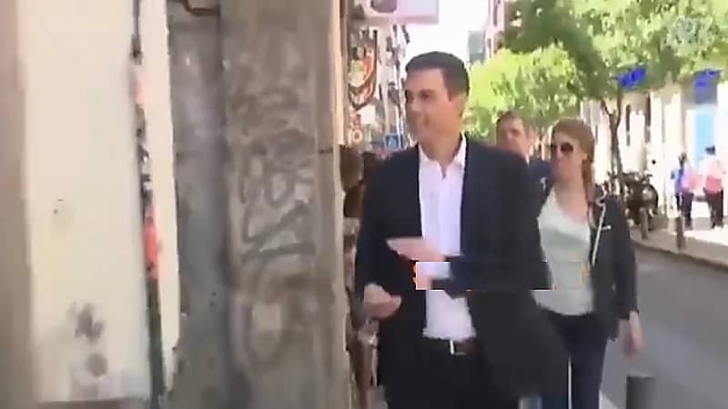 شاهد.. ملك إسبانيا يثير الجدل بعد مسحه ليده عقب مصافحته لسيدة سوداء