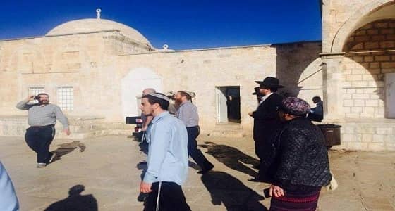 بالصور.. عشرات المستوطنين يقتحمون سطح مسجد " قبة الصخرة "