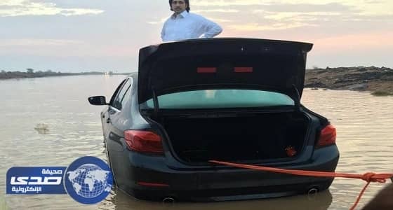 بالصور.. إنقاذ مواطنين علقوا بسيل " غيثاء الطائف "
